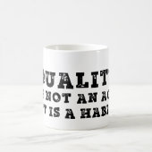 Kwaliteit is geen daad, maar een gewoonte magische mok (Center)