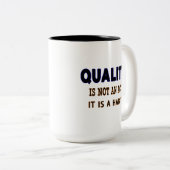 Kwaliteitsprijzen, kwaliteit is geen gewoonte. tweekleurige koffiemok (Voorkant rechts)