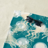 Kwallen in blauwe oceaan Zomerseizoen Monogram Strandlaken (In situ)