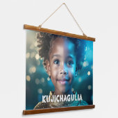 KWANZAA - KUJICHAGULIA - HANGEND WANDKLEED (Gebogen)