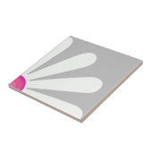 Kwart witte maaltijd met roze middelpunt op zilver tegeltje (Zijkant)