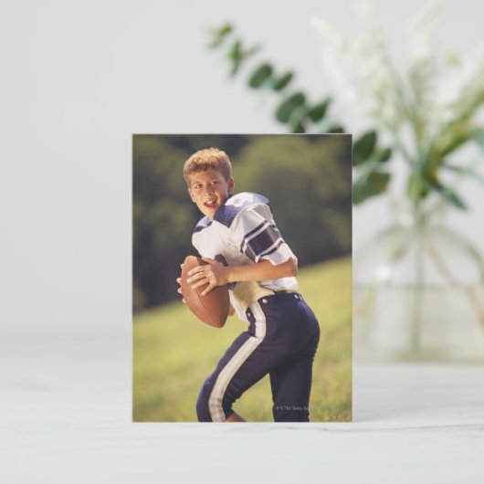 Kwarterback van de middelbare school met football briefkaart (Staand voorkant)
