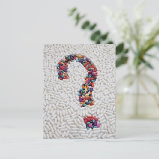 Kwestie van pillen op witte pil achtergrond briefkaart (Staand voorkant)