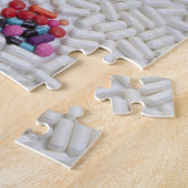 Kwestie van pillen op witte pil achtergrond legpuzzel (Zijkant)