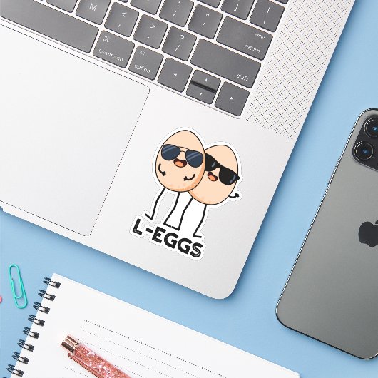 L-eieren Funny Egg Pun Sticker (Laptop met iPhone)