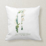 L Monogram Elegant Gold Greenery Familienaam Kussen<br><div class="desc">Goudglitter verlaat groene elegante monogram kussen voor je kas,  woonkamer of als speciaal partijaccent</div>