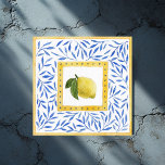 "La Dolce Vita" Lemon Mediterraan Italiaans Design Tegeltje<br><div class="desc">Breng een vleugje mediterrane elegantie aan uw "La Dolce Vita" bruiloft thema met deze prachtige tegel ontwerp. Met een levendige gele citroen omlijst door gouden accenten en omgeven door een klassiek blauw bladpatroon, is dit veelzijdige ontwerp perfect voor trouwdecoratie, bewegwijzering of souvenirs. Deze tegel is ideaal voor Italiaans of mediterraan...</div>