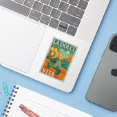 La Dolce Vita – Retro Italiaanse Kust Reizen Sticker (Laptop met iPhone)