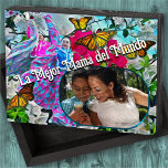 La Mejor Mamá del Mundo Bloemen & Vlinders PV01 Houten Kist Print<br><div class="desc">Schilderij "Dancing with Flowers & Butterflies PV01" Collectie Spruce up elke kamer in uw kantoor of huis met deze aangepaste doos teken voor moeder. Deze rustieke houten borden maken geweldige accentstukken waar mama dol op zal zijn. Voeg je eigen grappige, sarcastische of sentimentele berichten toe met je favoriete foto om...</div>