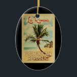La Romana Palm Tree Vintage Travel Keramisch Ornament<br><div class="desc">Een unieke retro middeleeuwse moderne La Romana Dominicaanse Republiek-kunstdrukkunst in de klassieke stijl van het poster. Het bevat een gebogen palmboom op zandige stranden met oceaan onder een blauwe troebele hemel.</div>