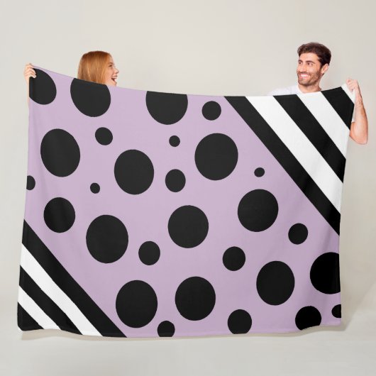 Laadbord en zwarte pooldots en stripes fleece deken (In situ)