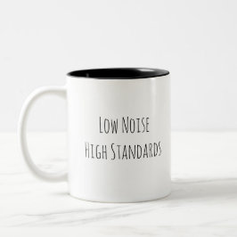 Laag Geluid. Hoge Standaarden. Minimalistische Mot Tweekleurige Koffiemok