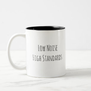 Laag Geluid. Hoge Standaarden. Minimalistische Mot Tweekleurige Koffiemok