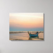 Laag getij boot op het strand bij zonsondergang Ve Canvas Afdruk (Voorkant)