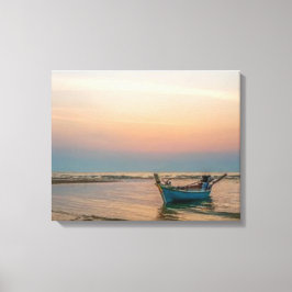 Laag getij boot op het strand bij zonsondergang Ve Canvas Afdruk