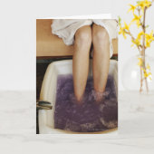 Laag sectieuitzicht van een vrouw die een pedicure kaart (Gele Bloem)