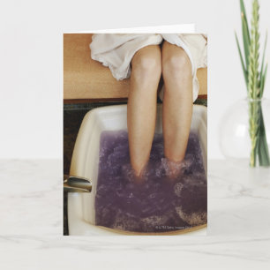 Laag sectieuitzicht van een vrouw die een pedicure kaart