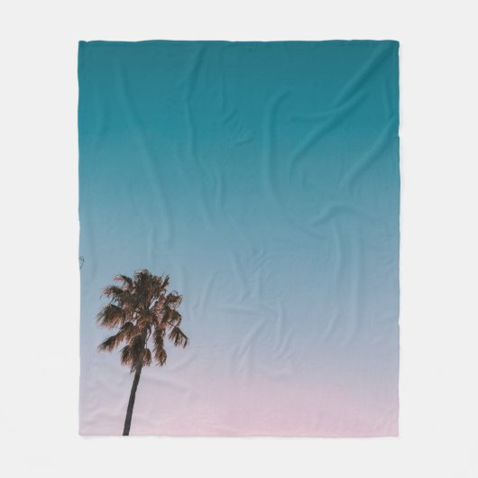 Laaghoekfoto van drie palmbomen onder blu fleece deken (Voorkant)