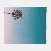 Laaghoekfoto van drie palmbomen onder blu fleece deken (Voorkant (Horizontaal))