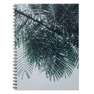 Laaghoekfoto van groene boom notitieboek