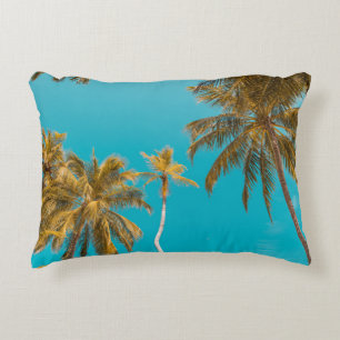 Laaghoekfoto van kokosbomen accent kussen