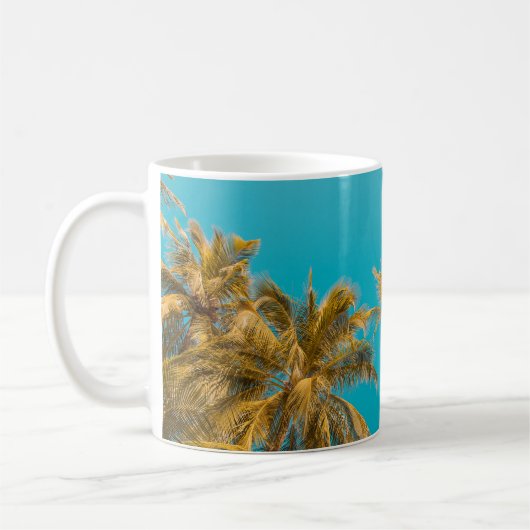 Laaghoekfoto van kokosbomen koffiemok (Links)