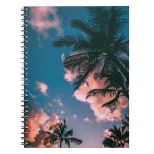 Laaghoekfoto van palmbomen notitieboek