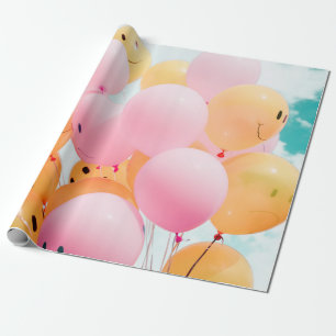 Laaghoekfoto van roze en oranje ballonnen cadeaupapier