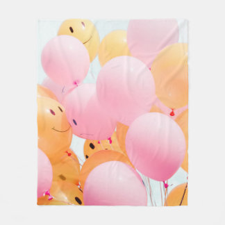 Laaghoekfoto van roze en oranje ballonnen fleece deken