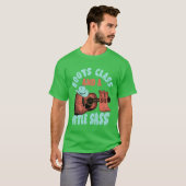 Laarzen, klasse en een beetje Sass Western Country T-shirt (Voorkant volledig)