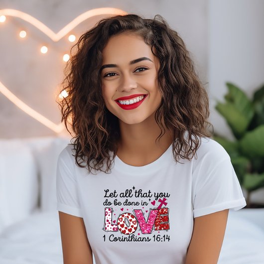 Laat alles wat je doet in liefde gebeuren t-shirt