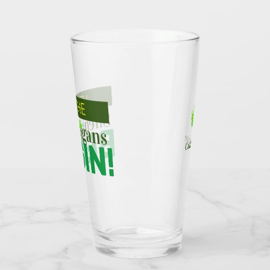 Laat de Shenanigans beginnen met de glazen beker (Links)