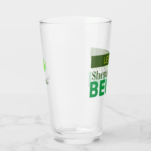 Laat de Shenanigans beginnen met de glazen beker (Rechts)