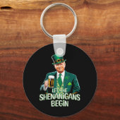Laat de Shenanigans beginnen met grappige Trump St Sleutelhanger (Voorkant)