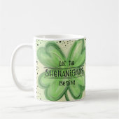 Laat de Shenanigans Fun Shamrock beginnen Koffiemok (Links)