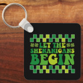 Laat de Sjenanigans Begin Iers Groovy Retro Sleutelhanger (Voorkant)