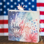 Laat de vrijheid rinkelen | Vierde juli Vuurwerk Houten Kist Print<br><div class="desc">Ontwerpkenmerken "Let Freedom Ring" in trendy scriptbelettering op een waterverf vuurwerk achtergrond. Voeg een aangepaste touch toe aan uw Vierde Juli-viering dit jaar met onze feestelijke en patriottische gepersonaliseerde inrichting. Deze maken ook een geweldig housewarming cadeau voor nieuwe huiseigenaren. Independence Day-samenkomsten brengen in gedachten een heerlijk smorgasbord, kleurrijk vuurwerk, carnavalsspelen,...</div>