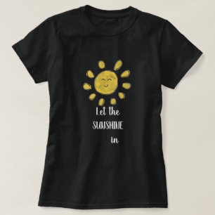 Laat de zonneschijn in het t-shirt van de vrouw sc