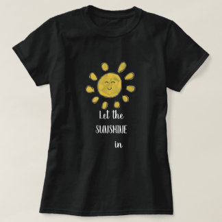 Laat de zonneschijn in het t-shirt van de vrouw sc