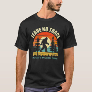 Laat Geen Spoor Bigfoot Wandelen En Kamperen Grapp T-shirt
