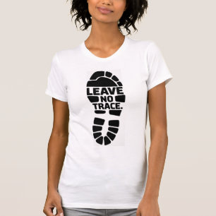 Laat geen sporen achter Ontwerp van hiking voetafd T-shirt