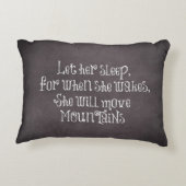 Laat haar slapen Zij Zal Bergen Verzetten Citaat Decoratief Kussen (Achterkant)
