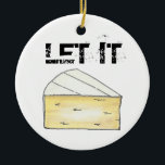 Laat het de Franse kaaswijde bruine kaaswijde brui Keramisch Ornament<br><div class="desc">Met een originele markeerafbeelding van een heerlijke wig van creamy brie kaas,  met LET IT BRIE in een leuk lettertype.</div>