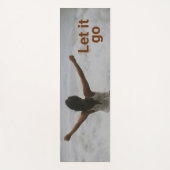 "Laat het gaan" Vrouw op een strand Yogamat (Voorkant)