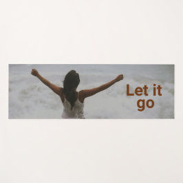 "Laat het gaan" Vrouw op een strand Yogamat