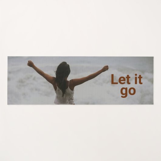 "Laat het gaan" Vrouw op een strand Yogamat (Voorkant (horizontaal))