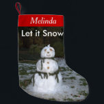 Laat het Gepersonaliseerde Naam Snowman Stockings  Kleine Kerstsok<br><div class="desc">Cheery Snowman die in de bossen rondhangt met stenen voor ogen, neus en knoppen, takken voor glimlach en armen, groene sparstakken voor fancy jachtomhulling, en een zeeschildpad en een groene struik bovenper pet. Personaliseer Voorzijde van Voorbereiding met Jouw naam. Bovenkant van het uitzetten, in rood opgerold. Voor- en achterkant heeft...</div>