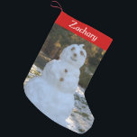Laat het Gepersonaliseerde Snowman Stockings Sneeu Kleine Kerstsok<br><div class="desc">Cheery Snowman die in de bossen rondhangt met stenen voor ogen, neus en knoppen, takken voor glimlach en armen, en een sashell bovenper pet. Personaliseer Voorzijde van Voorbereiding met Jouw naam. De top van de voorraad wordt in rood opgemaakt. Terug staat de tekst: Laat het sneeuwen met sneeuwpopje afbeelding. De...</div>