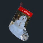 Laat het Gepersonaliseerde Snowman Stockings Sneeu Kleine Kerstsok<br><div class="desc">Cheery Snowman die in de bossen rondhangt met stenen voor ogen, neus en knoppen, takken voor glimlach en armen, en een sashell bovenper pet. Personaliseer Voorzijde van Voorbereiding met Jouw naam. De top van de voorraad wordt in rood opgemaakt. Terug staat de tekst: Laat het sneeuwen met sneeuwpopje afbeelding. De...</div>