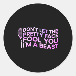 Laat het  gezicht je niet voor de gek houden in ee ronde sticker